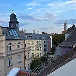Апартаменты Rooftop Arts&crafts Apartment, Zentral Und Ruhig, 3 Dachterrassen *